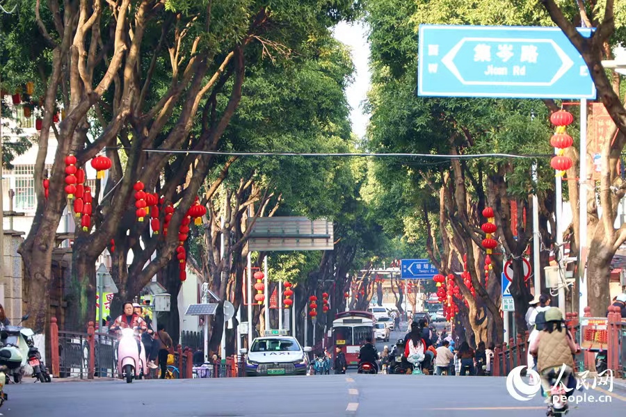 石鼓路人流如織。人民網(wǎng)記者 陳博攝