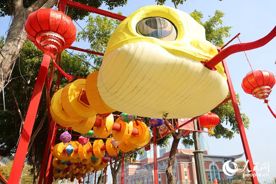 杏林灣路旁，生肖蛇形象的花燈引人駐足。人民網(wǎng)記者 陳博攝