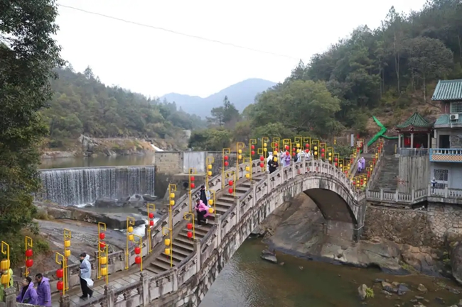 主播團(tuán)走過通仙橋