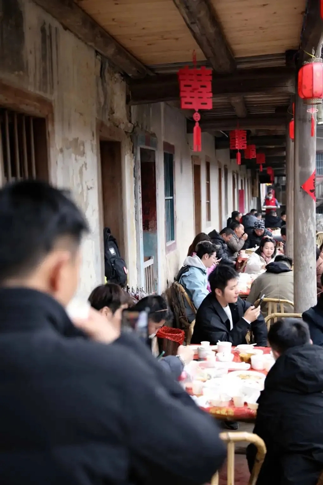 主播直播介紹天馬村長(zhǎng)桌宴美食