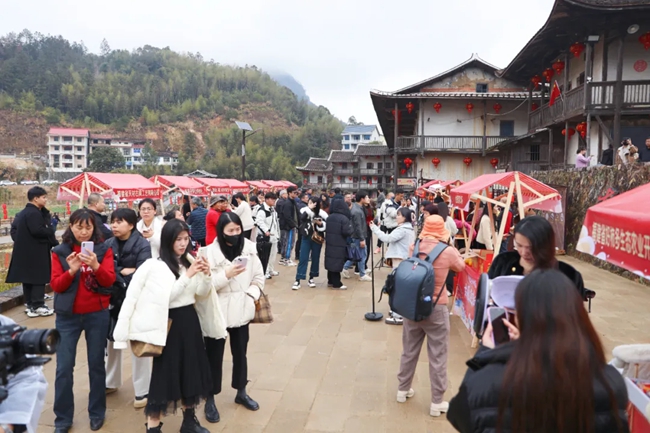 “暖冬助農(nóng) 古厝迎新”市集