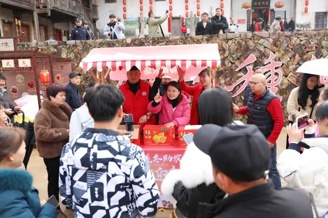 主播們進(jìn)行農(nóng)產(chǎn)品直播帶貨