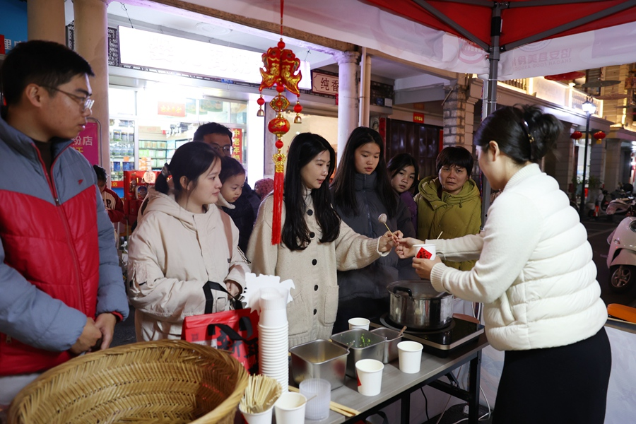 市民游客在品嘗當?shù)靥厣〕?。詔安縣委宣傳部供圖