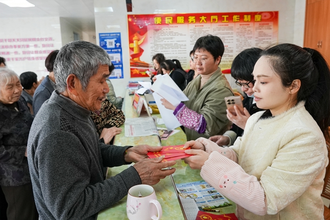 發(fā)放敬老慰問金