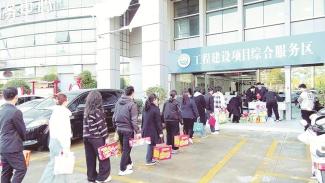 云霄縣設(shè)立“愛心冰柜”，全民踴躍捐贈。