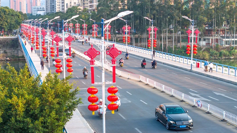 路燈上掛滿紅燈籠