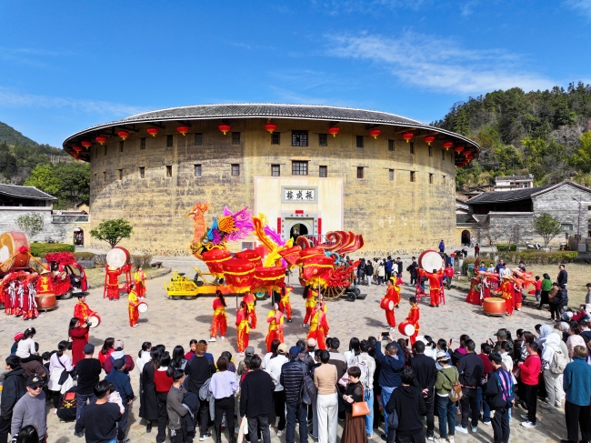 巨型彩翼靈鳳。龍巖市融媒體中心供圖