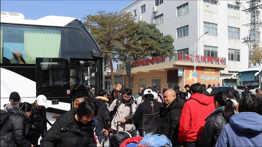 漳州首輛返崗復(fù)工專車駛?cè)腴L泰經(jīng)濟(jì)開發(fā)區(qū)。長泰區(qū)融媒體中心供圖