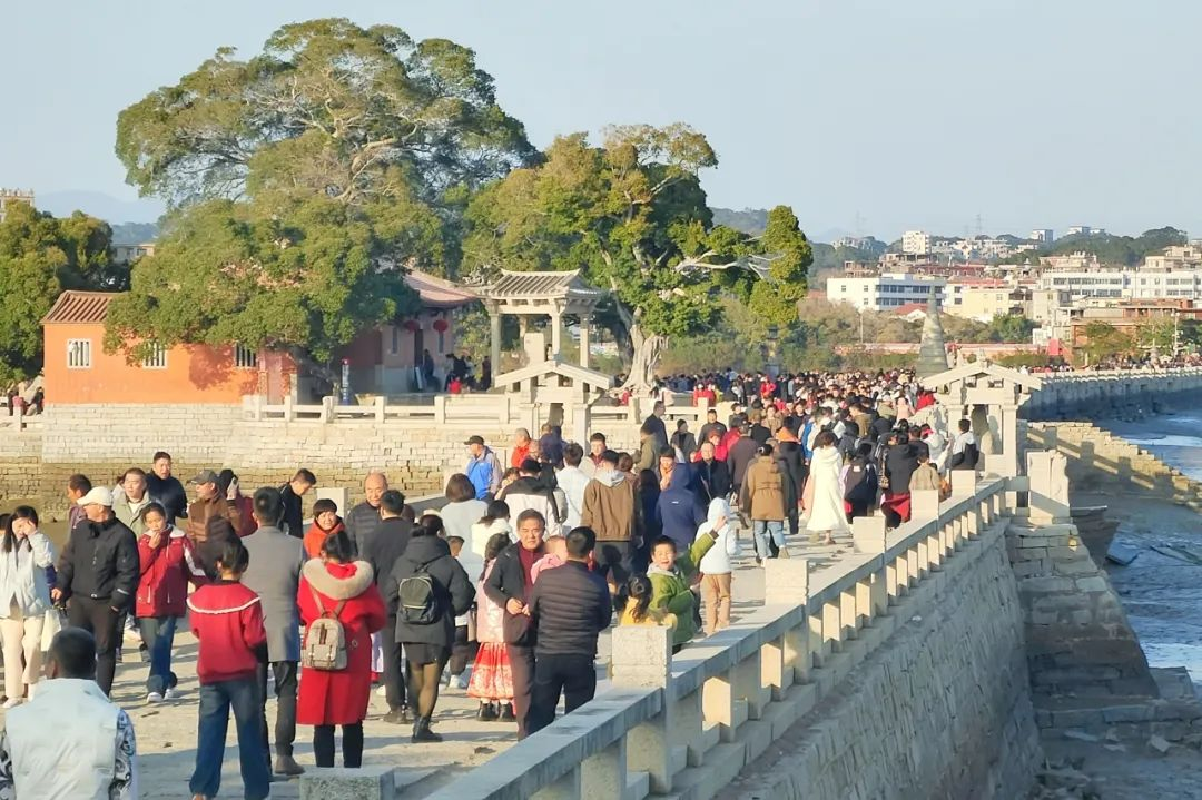 春節(jié)假期人潮涌動(dòng)的洛陽(yáng)橋。洛江區(qū)融媒體中心供圖