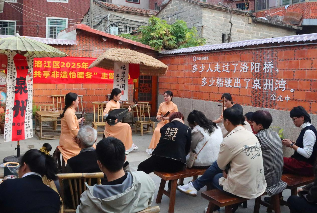 南音洞簫表演走進(jìn)僑批館。洛江區(qū)融媒體中心供圖