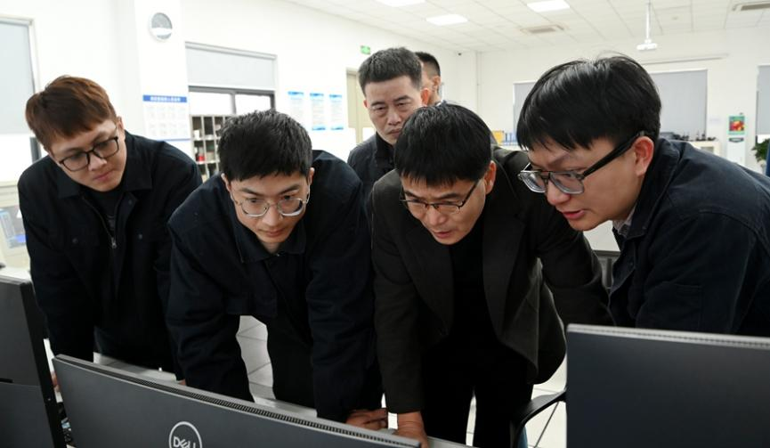 在推動復工復產(chǎn)的過程中，漳州古雷開發(fā)區(qū)為企業(yè)提供了全方位的掛鉤幫扶，通過“千名干部掛千企”等機制，持續(xù)為企業(yè)排憂解難。詹照宇攝