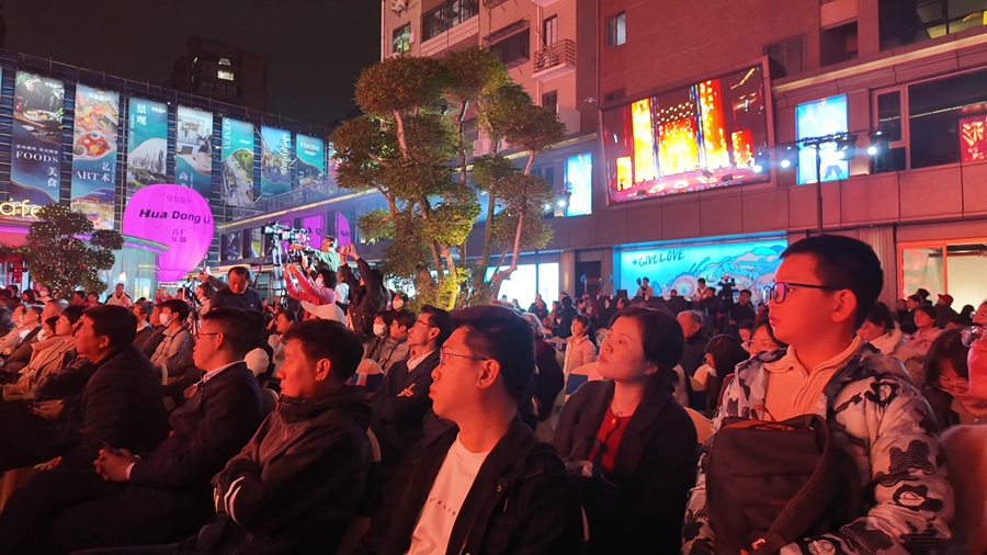 晚會現(xiàn)場，眾多居民前來觀看。龍文區(qū)融媒體中心供圖