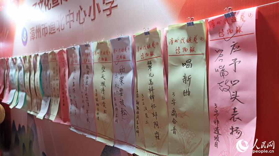 會(huì)猜活動(dòng)共懸掛謎條5200多條。人民網(wǎng) 李昌乾攝