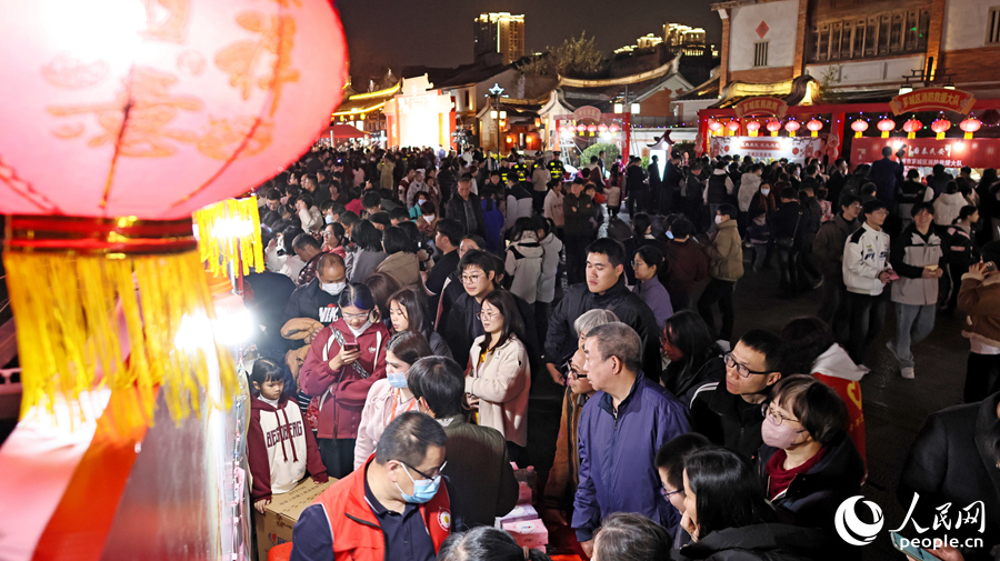 現(xiàn)場(chǎng)氣氛熱烈，市民游客紛紛駐足。人民網(wǎng) 李昌乾攝
