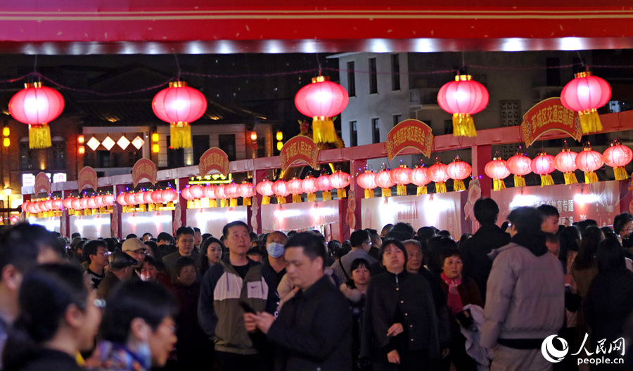 傳統(tǒng)燈籠照亮節(jié)日夜晚，喜慶祥和。人民網(wǎng) 李昌乾攝