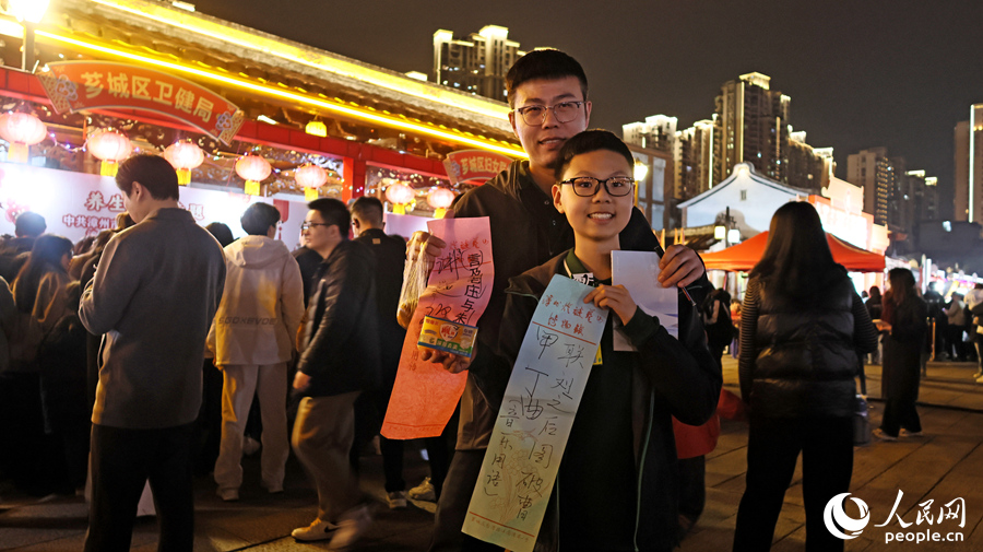 市民游客展示被猜中的謎條。人民網(wǎng) 李昌乾攝