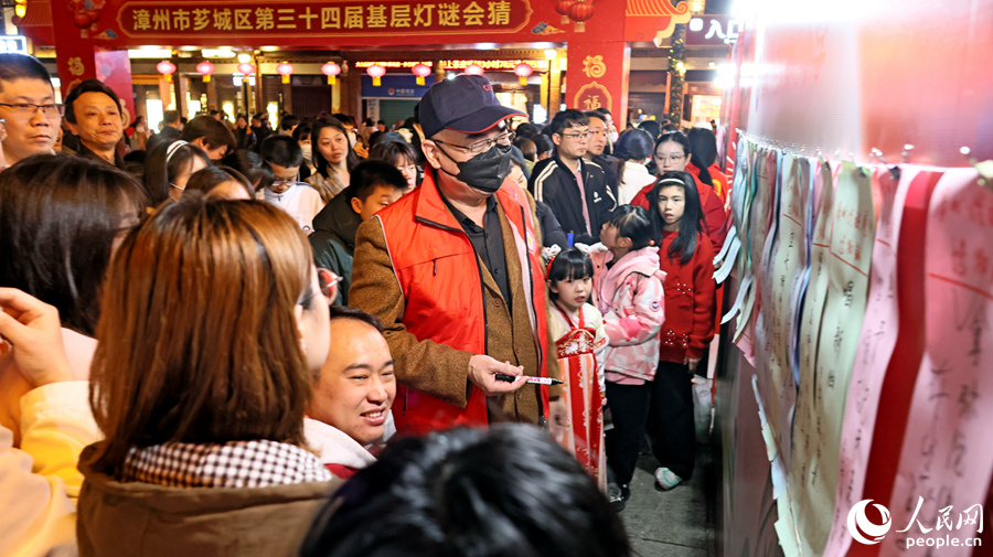 現(xiàn)場(chǎng)洋溢著歡樂喜慶的節(jié)日氛圍。人民網(wǎng) 李昌乾攝