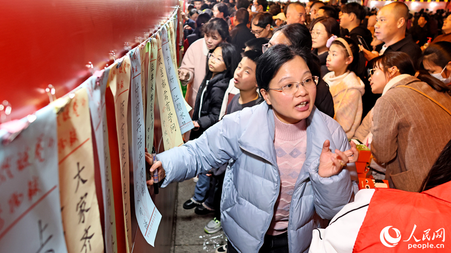 市民游客積極參與燈謎會(huì)猜活動(dòng)。人民網(wǎng) 李昌乾攝