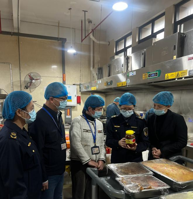 薌城區(qū)市場監(jiān)管局等部門深入轄區(qū)檢查校園食品衛(wèi)生安全。薌城區(qū)委宣傳部供圖