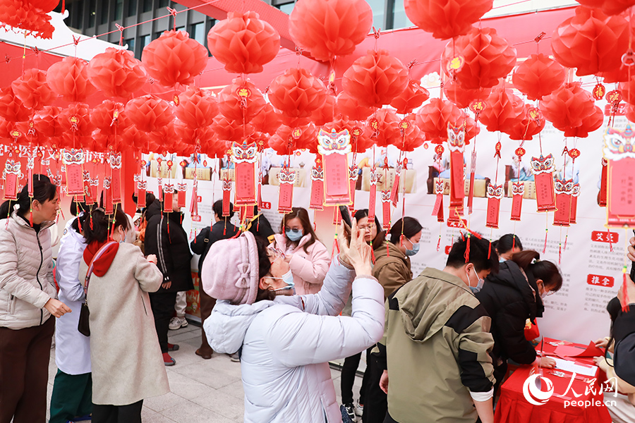 “醫(yī)燈謎趣”吸引了不少市民參與。人民網(wǎng) 陳永整攝