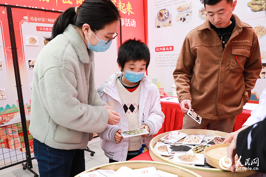 市民辨別“八珍藥膳”所需中藥材，參與互動。人民網(wǎng) 陳永整攝