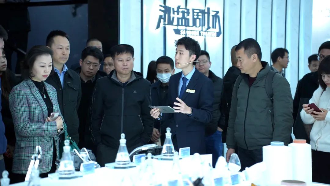 與會(huì)人員參觀規(guī)劃展示館。漳州市工信局供圖