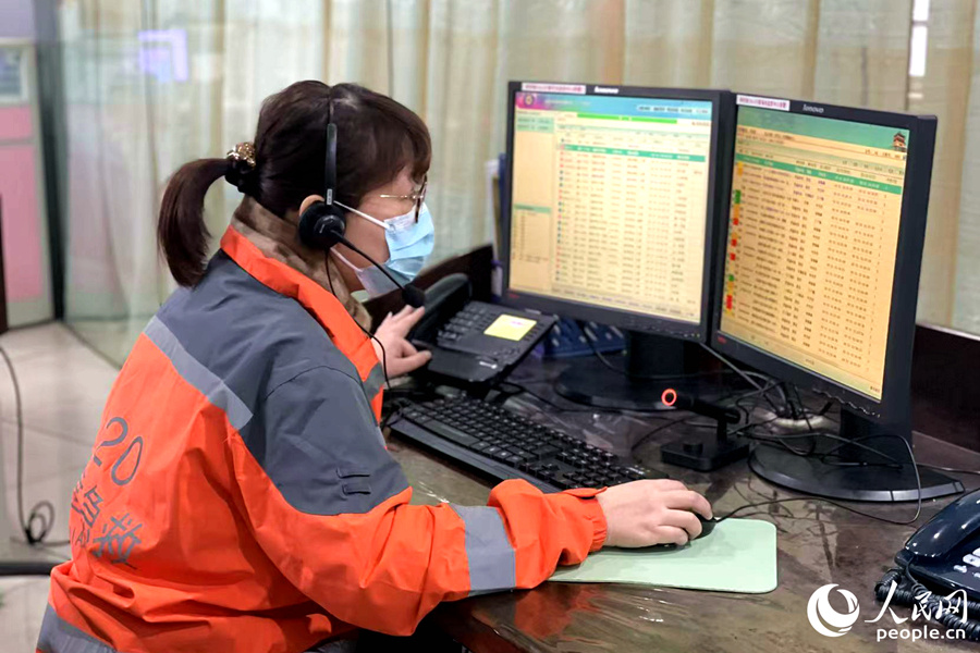 福建省急救中心內(nèi)，120調(diào)度員正在工作。人民網(wǎng)記者 林盈攝
