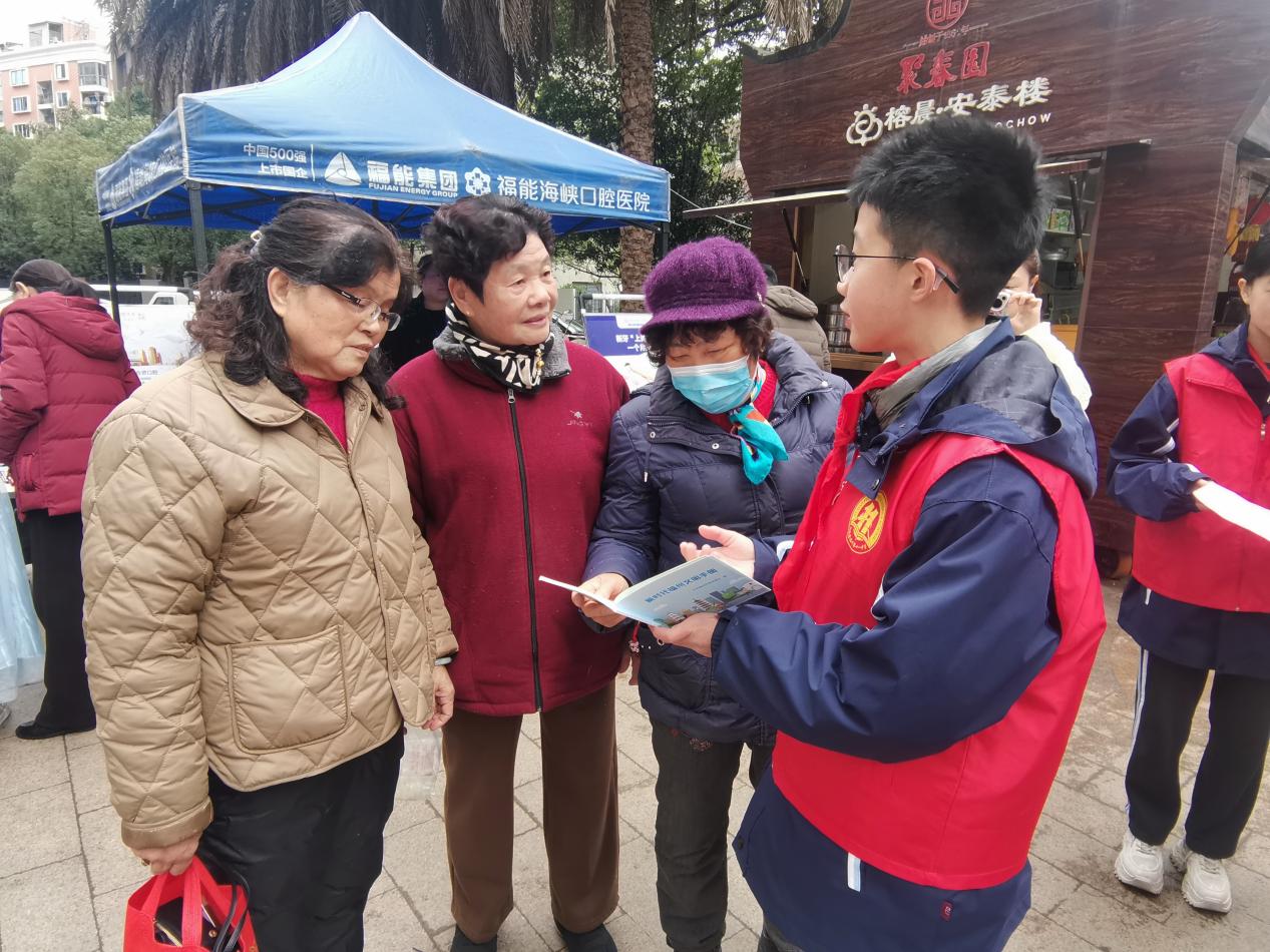 現(xiàn)場為老人開展防范詐騙等相關(guān)知識宣傳