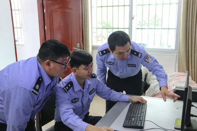 張?zhí)韺帲ㄓ乙唬┓治鲅芯堪盖?/></a>
        <strong><a href='/n2/2025/0223/c181466-41144057.html' target=_blank>福建省“人民滿意的公務(wù)員”張?zhí)韺帲骸靶膽迅卸鳎M心盡力服務(wù)好每位群眾，守護(hù)百姓安寧”</a></strong><em>　　<a href='/n2/2025/0223/c181466-41144057.html' target=_blank>“我是農(nóng)村出來的孩子，我很熱愛也很珍惜這份來之不易的事業(yè)，要心懷感恩，盡心盡力服務(wù)好每位群眾，守護(hù)百姓安寧?！?這是上杭縣公安局舊縣派出所所長、二級警長張?zhí)韺巹偧尤刖礻?duì)伍時(shí)立下的誓言，也是他從警15年來的真實(shí)寫照?！?/a></em></p>
        <h6><em class=