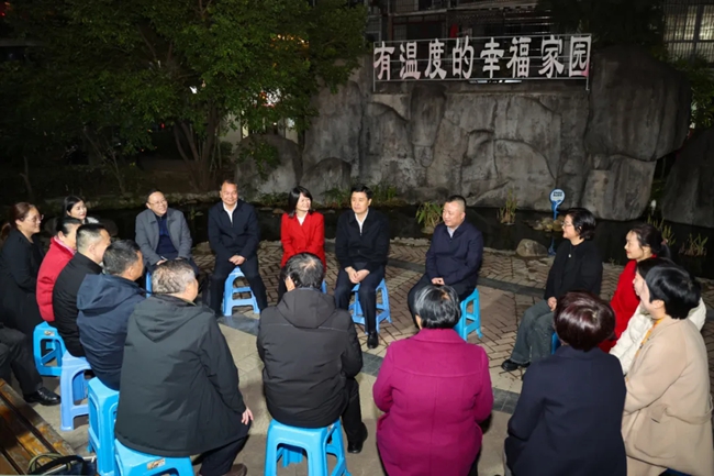 余紅勝與街道、社區(qū)干部和小區(qū)黨員、居民代表圍坐在一起，聽取意見建議