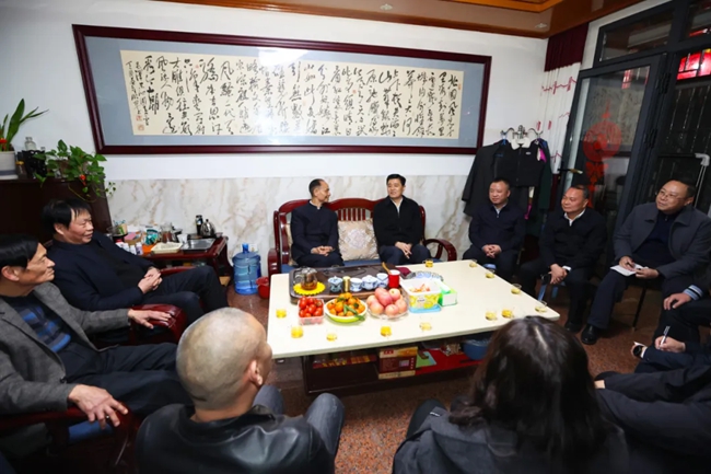 余紅勝和居民代表拉家常、話發(fā)展