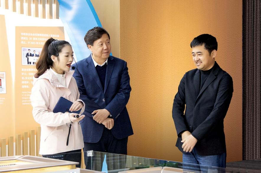 國家稅務(wù)總局福建省稅務(wù)局黨委書記、局長楊勇走訪安踏集團(tuán)，全國政協(xié)常委、安踏集團(tuán)董事局主席丁世忠介紹企業(yè)情況。國家稅務(wù)總局福建省稅務(wù)局供圖
