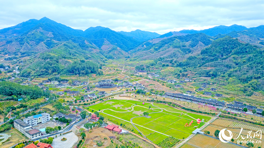 俯瞰福建土樓（華安）與油菜花田，春日美景盡收眼底。人民網(wǎng) 李昌乾攝