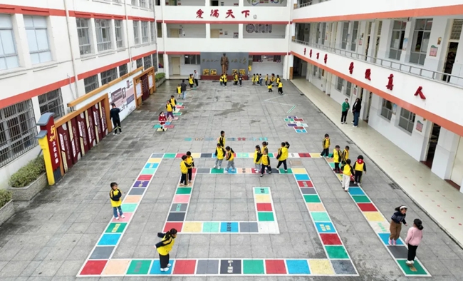 課間，周寧縣實(shí)驗(yàn)小學(xué)的孩子們?cè)谑彝馔嫠?/></a>
        <strong><a href='/n2/2025/0310/c181466-41159072.html' target=_blank>寧德周寧：課間“加時(shí)”讓孩子們快樂(lè)“加倍”</a></strong><em>　　<a href='/n2/2025/0310/c181466-41159072.html' target=_blank>“下課啦！快點(diǎn)，我們打籃球去啊。”隨著下課鈴聲響起，寧德市周寧縣實(shí)驗(yàn)小學(xué)瞬間被“點(diǎn)燃”，同學(xué)們爭(zhēng)相跑出教室、奔向操場(chǎng)，校園各處充滿歡笑聲。…</a></em></p>
        <h6><em class=