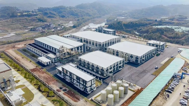 德澤鋰離子電池碳基負極材料深加工項目。新羅區(qū)融媒體中心供圖