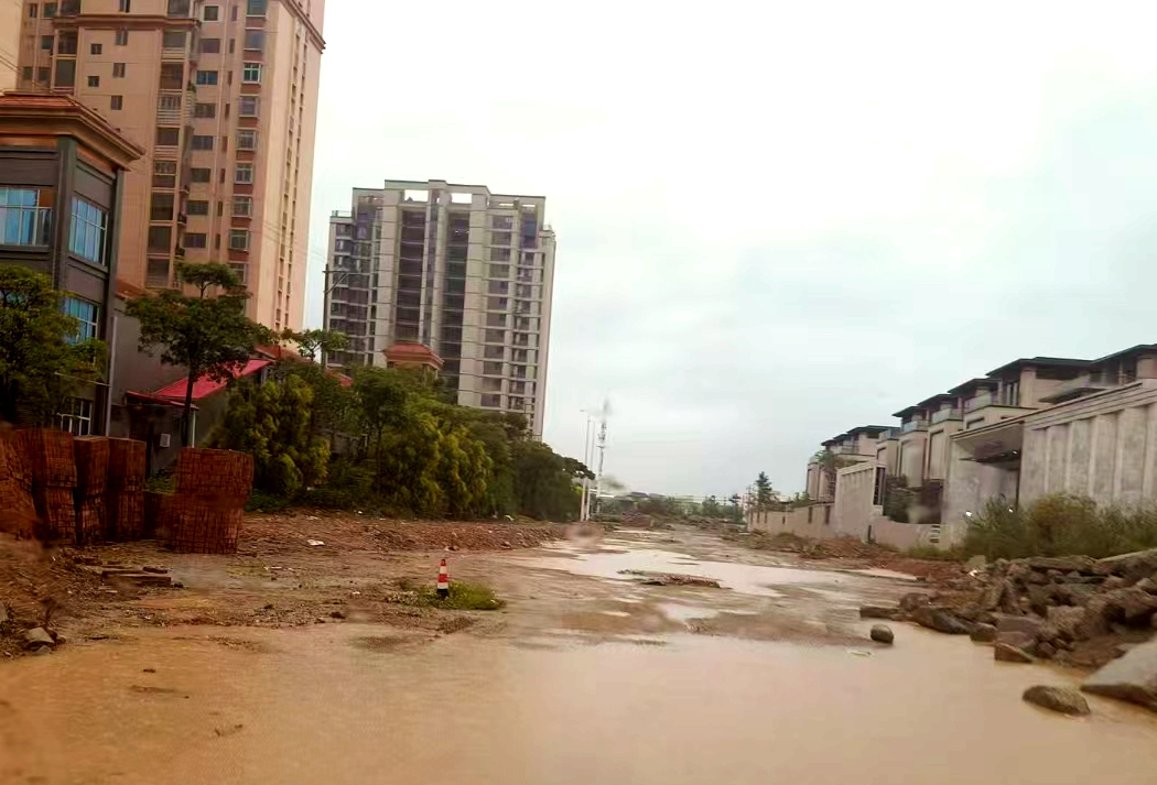 莆田市涵江區(qū)商城東路遲遲未建好，雨天道路積水、路面泥濘，難以通行。姚先生供圖