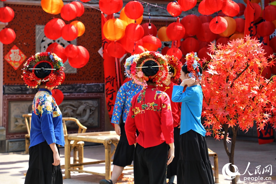 頭上簪花圍、身披大裾衫的蟳埔女。人民網(wǎng) 李唯一攝