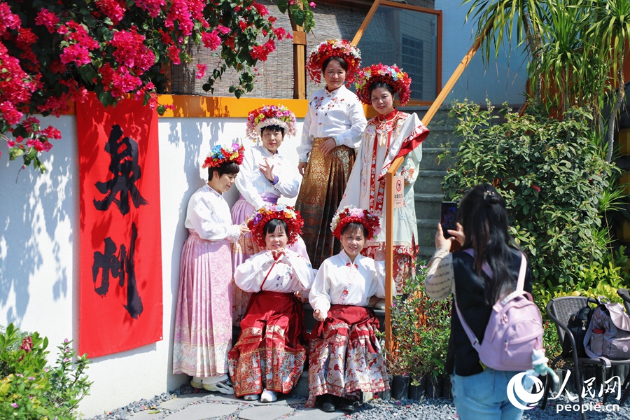 體驗(yàn)簪花的游客。人民網(wǎng) 李唯一攝