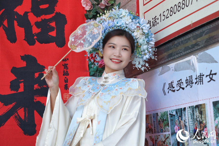 春天繁花盛開，是簪花的旺季。人民網(wǎng) 李唯一攝