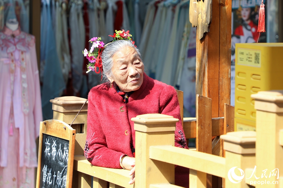 蟳埔白發(fā)老人頭戴簪花。人民網(wǎng) 李唯一攝