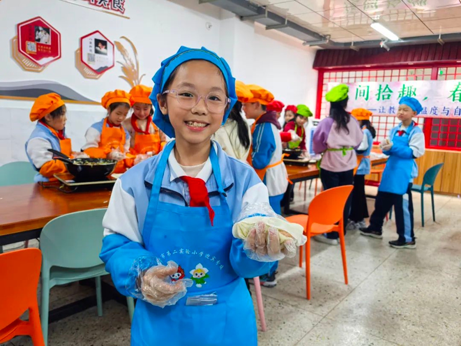 孩子們展示自己制作的閩臺美食。龍文區(qū)融媒體中心供圖