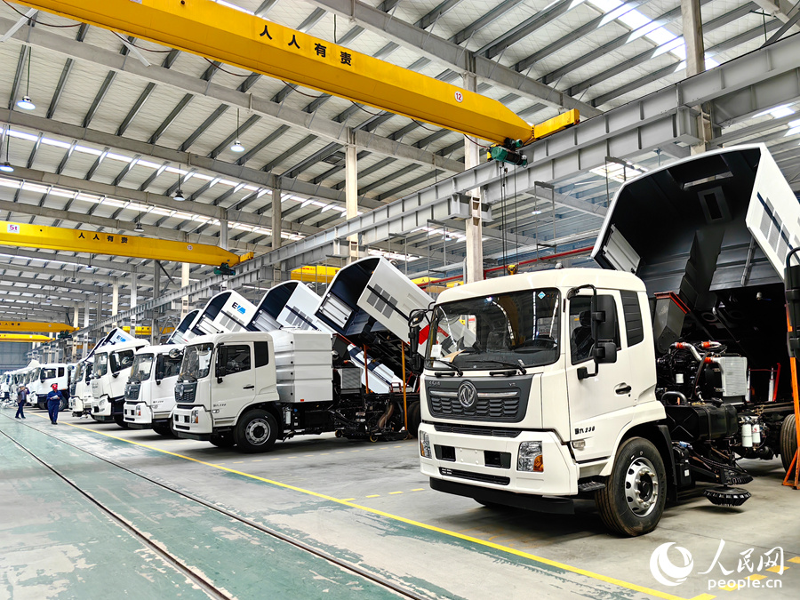 一批待交付的環(huán)衛(wèi)車(chē)整齊排列。人民網(wǎng) 蘇海森攝