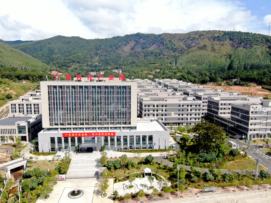 在廣龍合作產(chǎn)業(yè)園內(nèi)，一棟棟標(biāo)準(zhǔn)化廠房拔地而起。廖玉婷攝