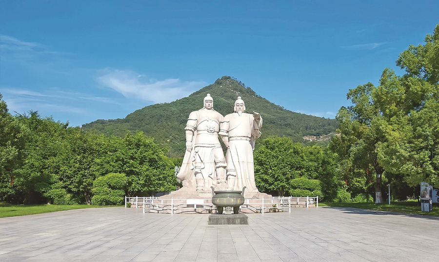 位于漳州市云霄縣的陳元光、陳政雕像。李金文攝