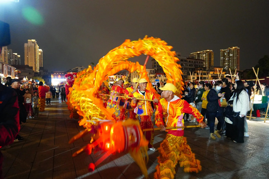 夜幕降臨，漳州古城的特色展演吸引眾多市民和游客觀看。漳州市文化和旅游局供圖