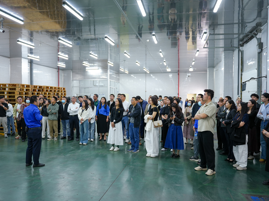 與會(huì)人員實(shí)地調(diào)研食品企業(yè)。興業(yè)銀行漳州分行供圖