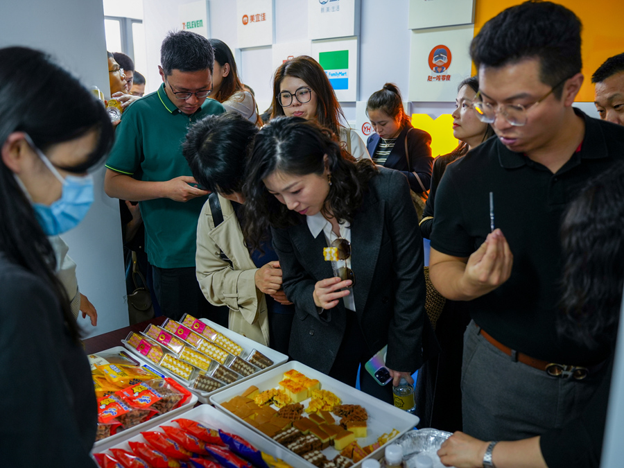 與會(huì)人員實(shí)地調(diào)研食品企業(yè)。興業(yè)銀行漳州分行供圖