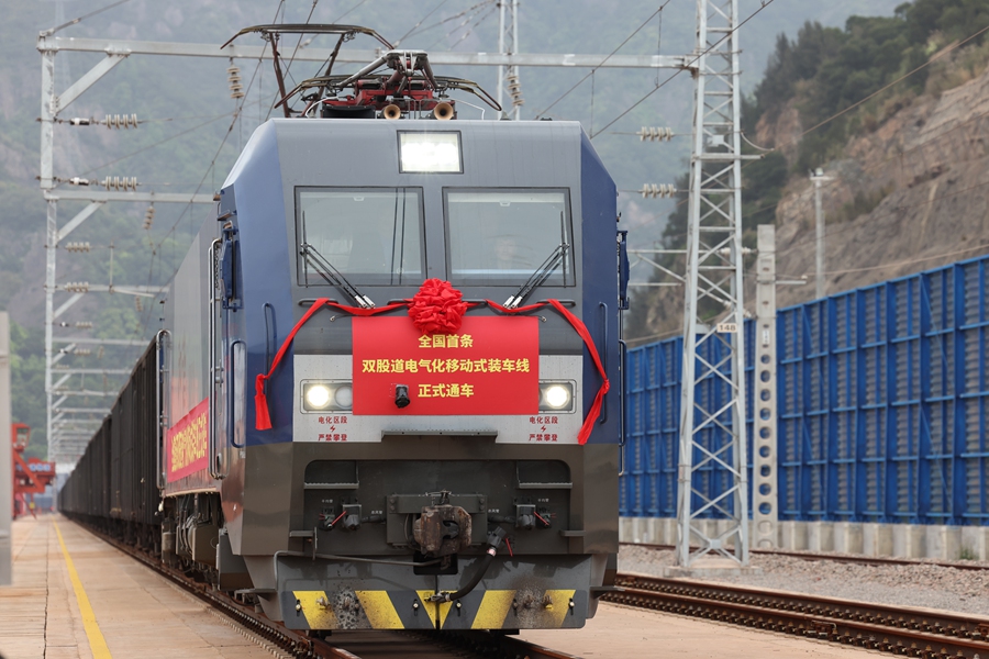 全國首條雙股道電氣化移動式裝車線正式投入運(yùn)營，49051次列車在福建可門港鐵路支線可門Ⅲ場裝車區(qū)整裝待發(fā)。成俊攝