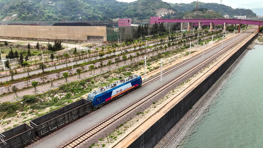 滿載3000余噸巴西鐵礦石的49051次列車駛出可門港。胡錦鵬攝