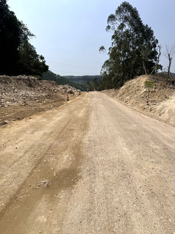 縣道X585坂舊線部分路段仍為泥土路。莊先生供圖